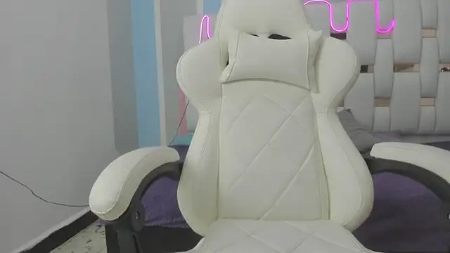 mask red girl online show from 15, 12, 2025