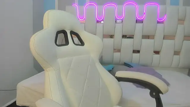 mask red girl online show from 8, 1, 2026