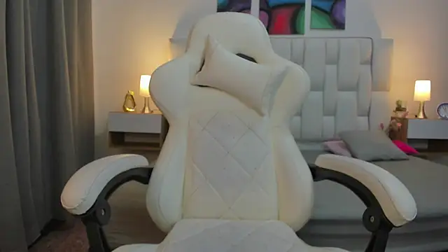 mask red girl online show from 16, 4, 2026