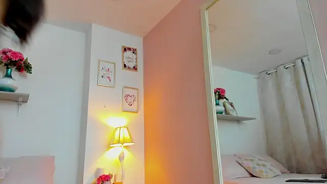 LauraRaider online show from 24, 11, 2025