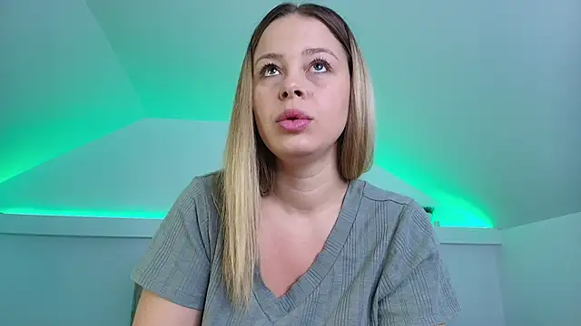 Snapshot of KateAllyaa chatting on 14, 12, 2025 KateAllyaa online show from 14, 12, 2025