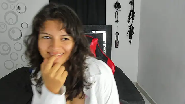 Mia and Kenai online show from 25, 11, 2025