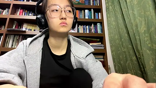 Snapshot of LinaClous chatting on 15, 12, 2025 LinaClous online show from 15, 12, 2025