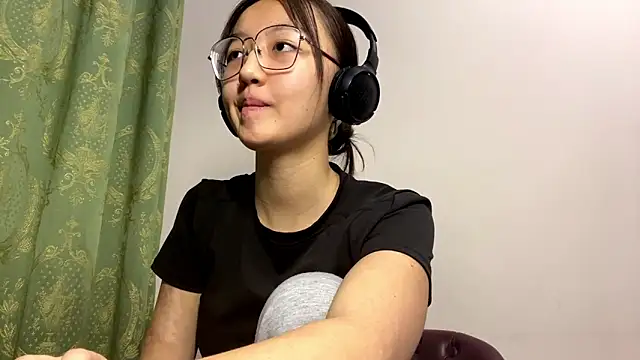 Snapshot of LinaClous chatting on 14, 12, 2025 LinaClous online show from 14, 12, 2025