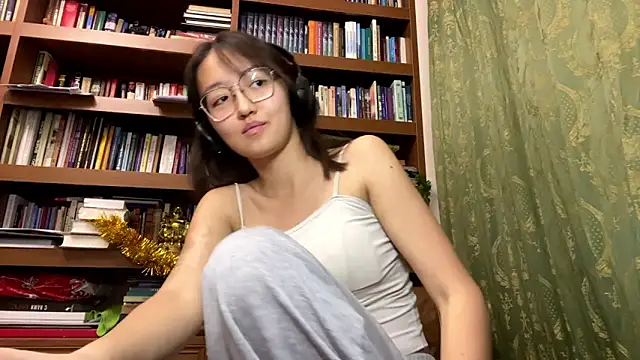 Snapshot of LinaClous chatting on 21, 12, 2025 LinaClous online show from 21, 12, 2025