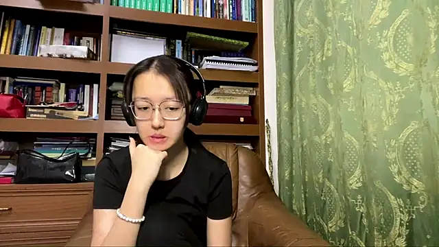 Snapshot of LinaClous chatting on 7, 1, 2026 LinaClous online show from 7, 1, 2026