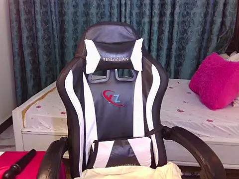 Snapshot of emma-112 chatting on 18, 12, 2025 emma-112 online show from 18, 12, 2025