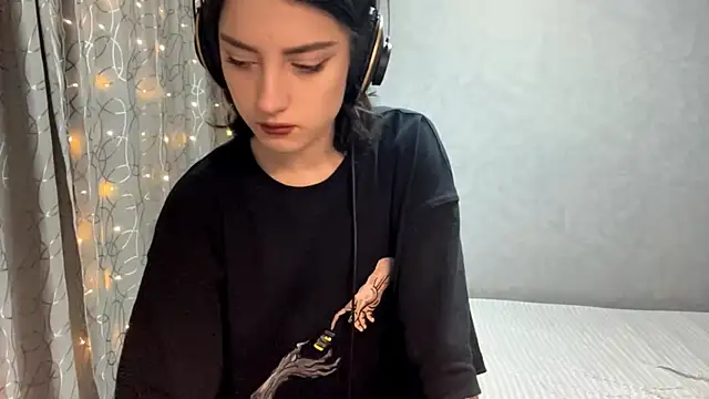 Meowluly online show from 1, 12, 2025