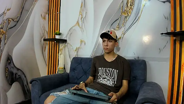 Alex LatinBoy18 online show from 24, 11, 2025