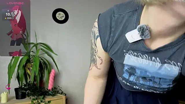 Snapshot of Me1inMonro chatting on 28, 11, 2025 Me1inMonro online show from 28, 11, 2025