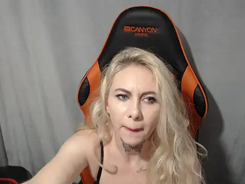 Snapshot of MissButterfly69 chatting on 25, 11, 2025 MissButterfly69 online show from 25, 11, 2025