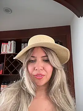 IsaSantoDomingo online show from 30, 11, 2025