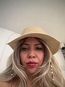 IsaSantoDomingo online show from 1, 12, 2025