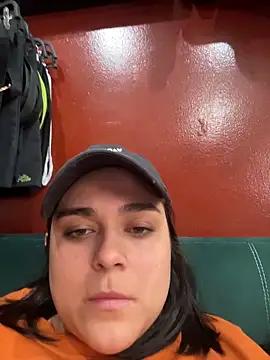 Laurabuu  online show from 26, 11, 2025