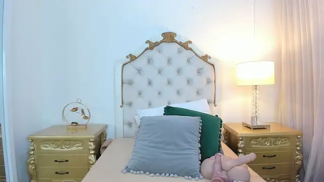 miss vivienne online show from 4, 12, 2025