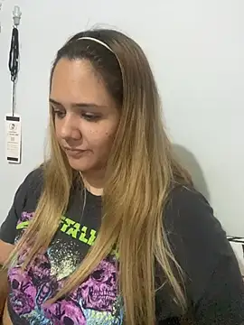 Snapshot of LoreinnFox chatting on 6, 4, 2026 LoreinnFox online show from 6, 4, 2026