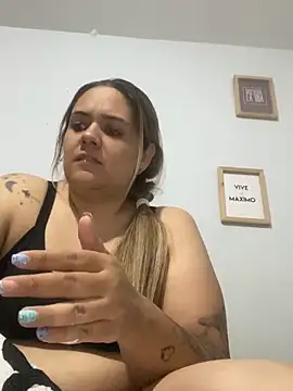 Snapshot of LoreinnFox chatting on 2, 4, 2026 LoreinnFox online show from 2, 4, 2026