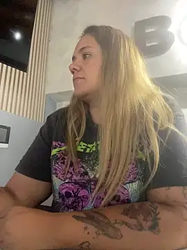 Snapshot of LoreinnFox chatting on 5, 4, 2026 LoreinnFox online show from 5, 4, 2026