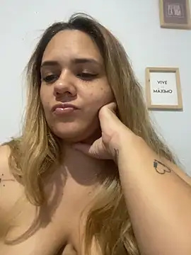 Snapshot of LoreinnFox chatting on 11, 4, 2026 LoreinnFox online show from 11, 4, 2026