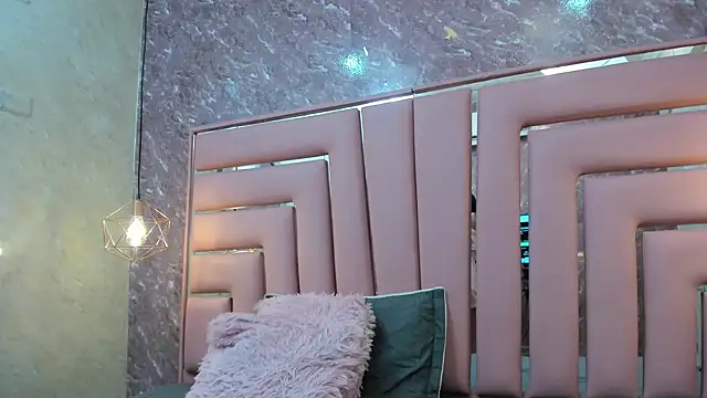 HOTTIE MIA  online show from 19, 12, 2025