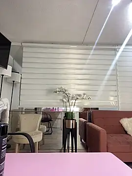 MiaScott Pink online show from 22, 12, 2025