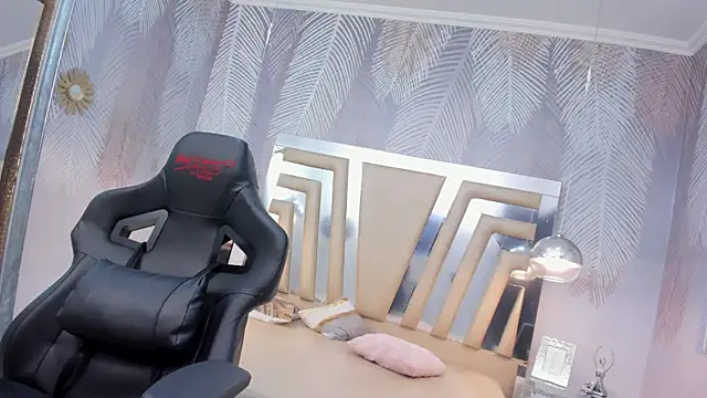 MiaCurvyy online show from 4, 12, 2025