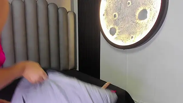 Snapshot of sarah_cleir chatting on 2, 12, 2025 sarah cleir online show from 2, 12, 2025