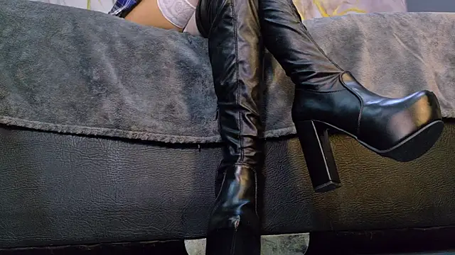 Snapshot of MilaDeRoux chatting on 1, 3, 2026 MilaDeRoux online show from 1, 3, 2026