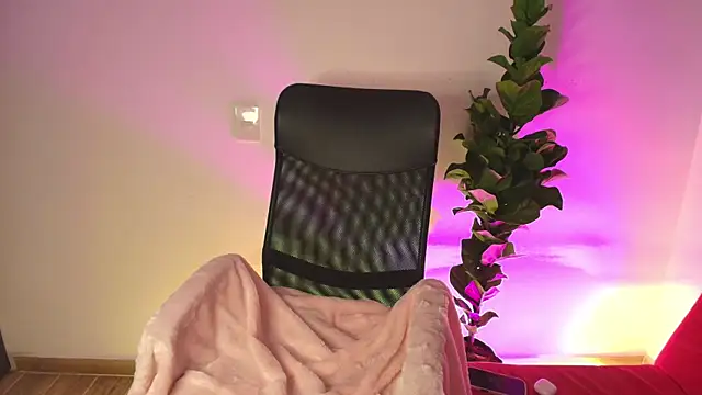 Snapshot of Julieta-8 chatting on 20, 12, 2025 Julieta-8 online show from 20, 12, 2025