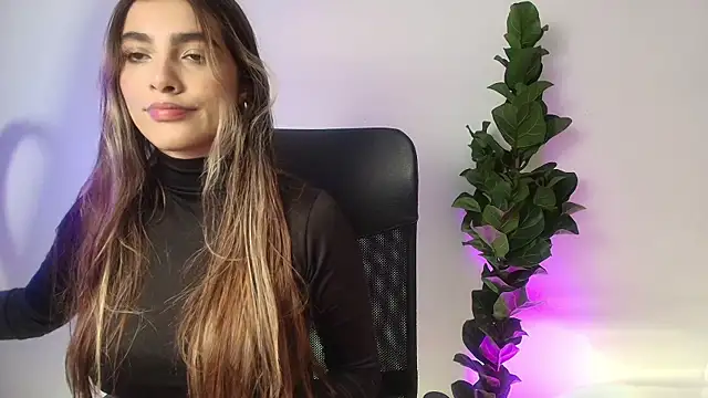 Snapshot of Julieta-8 chatting on 5, 12, 2025 Julieta-8 online show from 5, 12, 2025