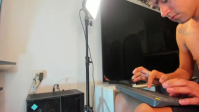 Latin boys79 online show from 28, 2, 2026