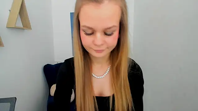 MidnighteAura online show from 5, 3, 2026