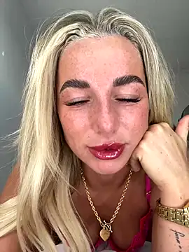 Snapshot of SexyCee_x chatting on 2, 12, 2025 SexyCee x online show from 2, 12, 2025