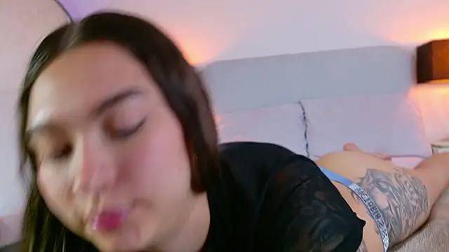 Snapshot of azaria_w chatting on 14, 4, 2026 azaria w online show from 14, 4, 2026