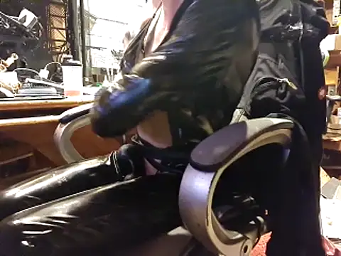laaralatexxa BDSM online show from 5, 3, 2026