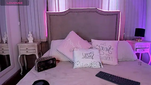 Snapshot of lya__brown chatting on 9, 7, 2026 lya brown online show from 9, 7, 2026