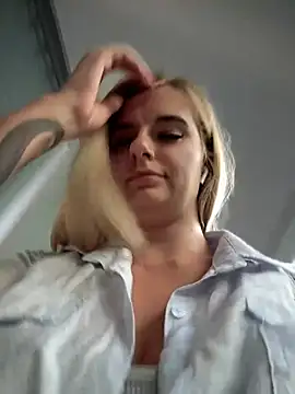 Snapshot of Betsy chatting on 3, 2, 2025 Betsy online show from 3, 2, 2025