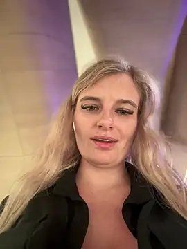 Snapshot of Betsy chatting on 1, 1, 2025 Betsy online show from 1, 1, 2025