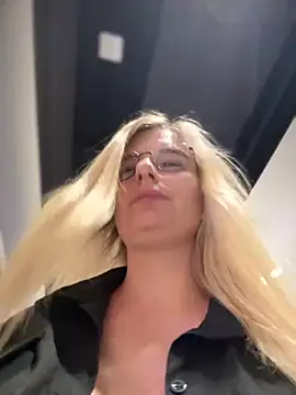 Snapshot of Betsy chatting on 16, 2, 2025 Betsy online show from 16, 2, 2025