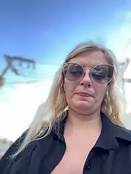 Snapshot of Betsy chatting on 1, 1, 2025 Betsy online show from 1, 1, 2025