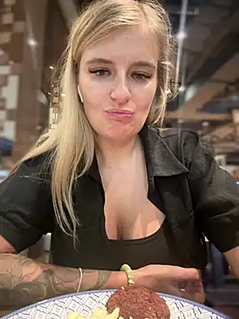 Snapshot of Betsy chatting on 6, 1, 2025 Betsy online show from 6, 1, 2025