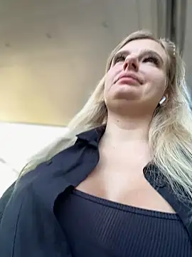 Snapshot of Betsy chatting on 2, 1, 2025 Betsy online show from 2, 1, 2025