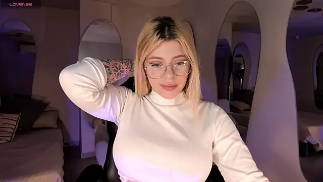Snapshot of MadisonKane chatting on 11, 7, 2026 MadisonKane online show from 11, 7, 2026