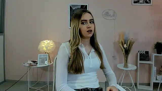 Snapshot of LinnDellos chatting on 4, 12, 2025 LinnDellos online show from 4, 12, 2025