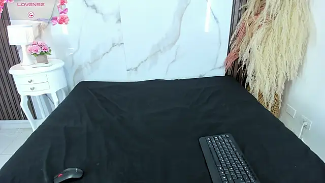 hilarythomsom online show from 20, 2, 2026