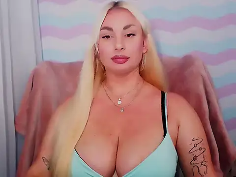 Snapshot of LuxuriaGoddess chatting on 7, 7, 2026 LuxuriaGoddess online show from 7, 7, 2026