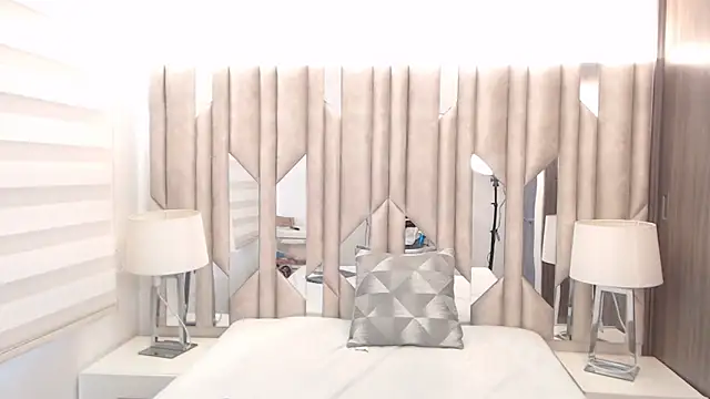 KcristalWhite online show from 7, 3, 2026