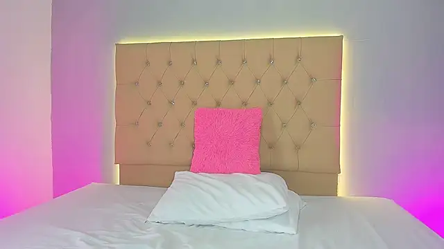 EmmaLawrence  online show from 4, 2, 2026