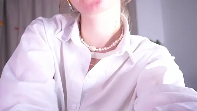 Snapshot of ShinyCharm chatting on 4, 12, 2025 ShinyCharm online show from 4, 12, 2025