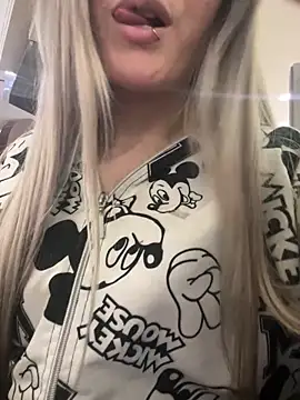 Snapshot of Lareini1415 chatting on 5, 6, 2026 Lareini1415 online show from 5, 6, 2026
